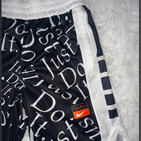 **SOLD** 🆕 Boys Nike Dri-Fit Basketball Short - Picture 2 of 4